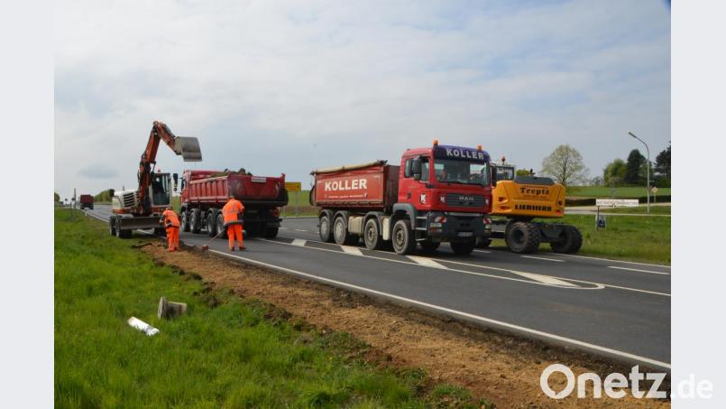 Autofahrer müssen in den nächsten Wochen auf gewohnte Fahrstrecken um Vohenstrauß verzichten. Straßenbauer haben am Montag mit den Bauarbeiten an der Umgehungsstraße begonnen. Die Maßnahme wird sich bis Ende Mai hinziehen. Bild: dob