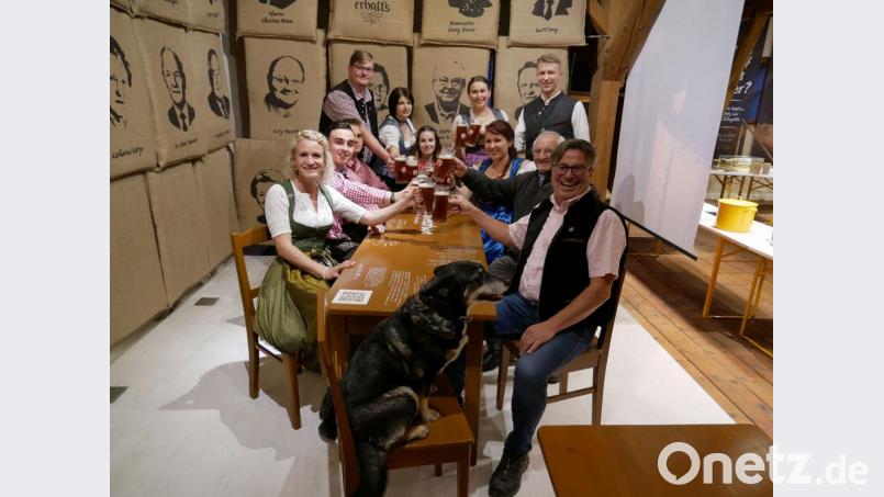 Bürgermeister Reiner Gäbl (rechts) begrüßt Bierkönigin Johanna Seiler (links) und wünscht Bierprinzession Lisa Wagner bei den Wahlen alles Gute. Auch Hundedame Paula fühlt sich im erlesenen Kreis wohl. Bild: gz
