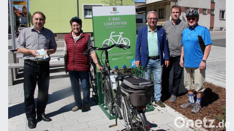 Die Ladestation am Parkplatz Marktstraße/Hauptstraße ist frei zugänglich und für jedermann kostenlos nutzbar. Bei der Inbetriebnahme waren Werner Härtl, Gabi Eichenseher, Bürgermeister Toni Dutz, Thorsten Meiler und Fritz Holm dabei. Bild: wro