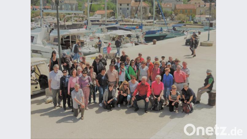 Die VHS-Reisegruppe am Yachthafen der Insel Zlarin kurz vor der Weiterfahrt zur Insel Trapani. Bild: mül