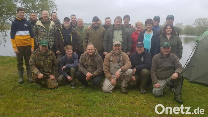 Angler aus ganz Nordbayern treffen sich am Pfaffenweiher zum Wallerseminar. Bild: exb