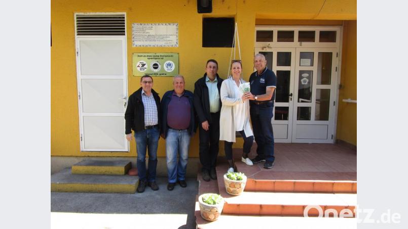 Drazan Dule, Vorsitzender des Wohltätigkeitsvereins in Domanovici (Zweiter von links), und Ivon Kralijc, Altenheim-Leiterin (Zweite von rechts), freuten sich über die 2500-Euro-Spende der Kemnather Bernhard Krannich (links), Klaus Fiebig (Mitte) und Richard Pscherer (rechts). Bild: jzk