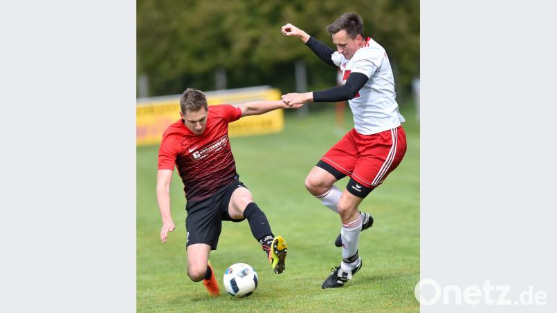 Der Pleysteiner Benedikt Namberger (links) versucht, den zweifachen Waldthurner Torschützen Daniel Bergmann zu bremsen. Der TSV Pleystein gewann das Derby gegen den FSV Waldthurn mit 4:3. Bild: A. Schwarzmeier