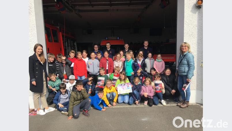 Unser Besuch bei der Feuerwehr - begleitet haben uns Lehrerin Julia Greger (links) und Lehrerin Ursula Müller (rechts). Hinten im Bild 1. Kommandant Thorsten Meiler (rechts) und sein Team, die uns viel von ihren Einsätzen erzählt haben. Bild: exb