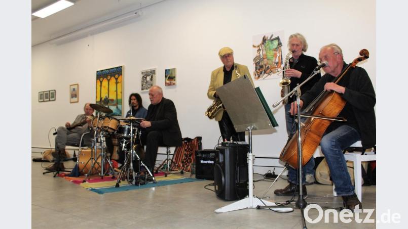Das Borgo-Ensemble erreicht die musikalische Quintessenz der Vernissage des A.K.T.-Kunstvereins. Verbale Erläuterungen des progressiven künstlerischen Daseins sind nur ein geringer Teil der Eröffnung. Bild: Dagmar Williamson, dwi