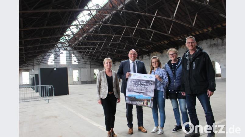 Egal ob leer oder voller Menschen, die Glasschleif beeindruckt durch ihre Architektur. Das vielen Menschen zu zeigen, haben sich Susanne Menzel, Oberbürgermeister Oliver Weigel, Daniela Pöhlmann, Ute Schlöger und Alexander Rieß von der Stewog vorgenommen. Sie freuen sich auf das Programm für den „Tag der Städtebauförderung“ am 11. Mai. Bild: fphs