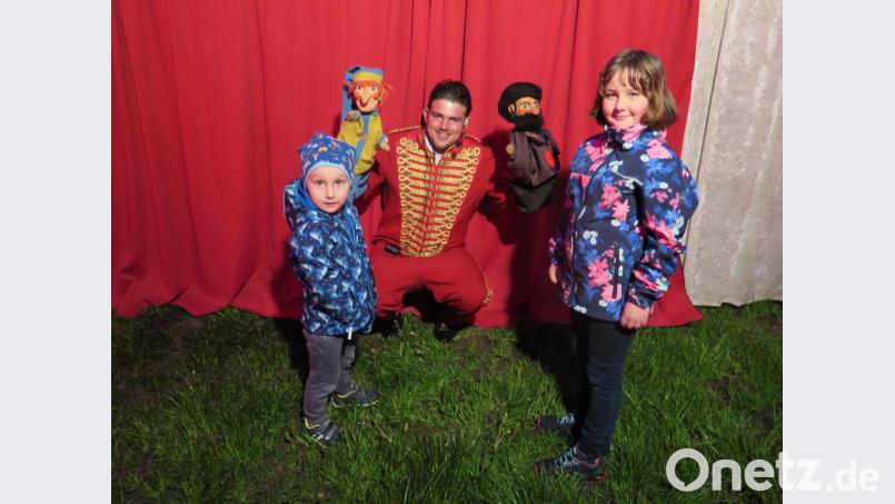 Den Kasperl und den Räuber Hotzenplotz von Jonny Schubert dürfen die Kinder nach dem Puppenspiel aus nächster Nähe bestaunen. Bild: jzk