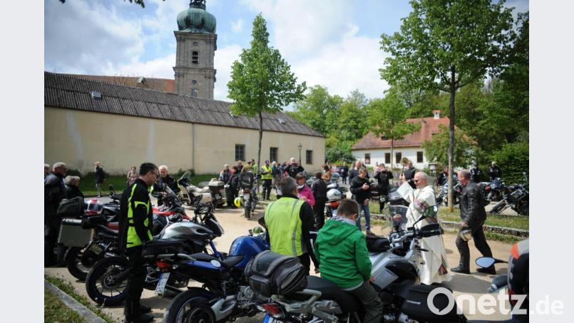 Zum Start in die Saison wurden in Amberg die Motorräder am Mariahilfberg im Anschluss an den Motorradgottesdienst durch Pater Janusz gesegnet. Bild: brü