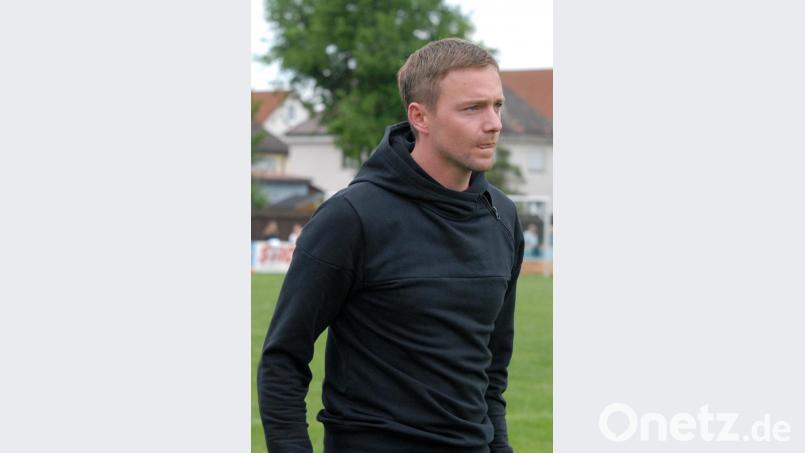 Der ATSV Tirschenreuth (im Bild Trainer Marco Zeus) muss nach der 1:4-Pleite in Waldsassen noch um Platz zwei zittern. Bild: gb