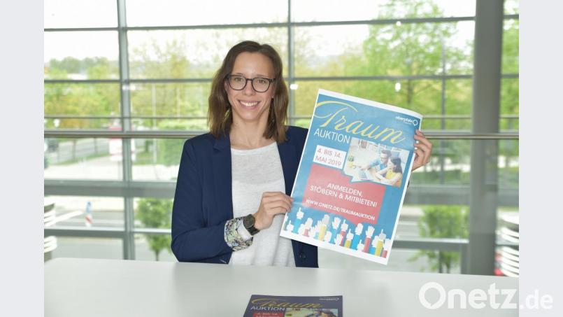 Projektleiterin Dominique Held gibt den Startschuss zur Schnäppchenjagd. Bild: Tobias Schwarzmeier