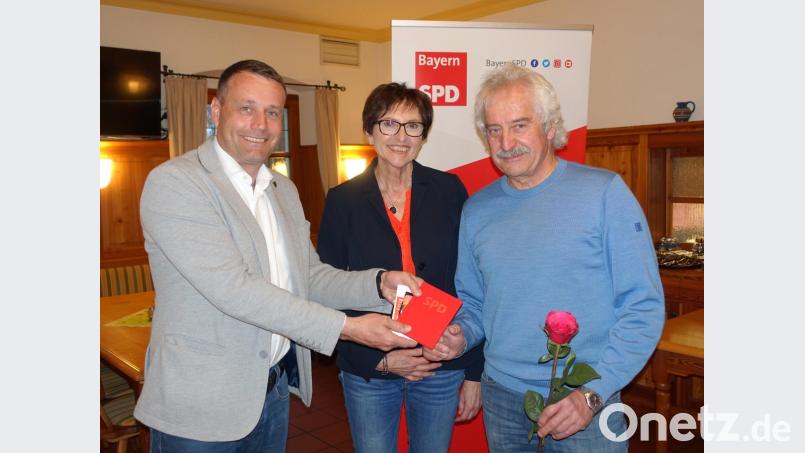 Uwe Bergmann und Hermine Koch mit Neumitglied Peter Paris (rechts). Bild: Daniel Weidner