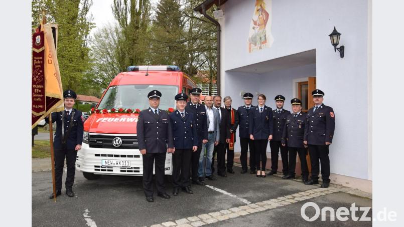 Kreisbrandmeister Matthias Schmidt, Kreisbrandinspektor Martin Weig und Kreisbrandrat Marco Saller (von rechts) gratulierten zum neuen Mehrzweckfahrzeug. Stolz präsentieren Vorstand Andreas Troidl (Fünfter von rechts) und seine Stellvertreterin Kerstin Wittmann (Vierte von rechts) mit KBM und 2. Kommandanten Alexander Kleber (Zweiter von links), Gerätewart Robert Barth (Dritter von links), Kommandant Michael Bäumler (Vierter von links) , 2. Bürgermeister Roman Bauer (Fünfter von links) und Bürgermeister Josef Beimler das neue Fahrzeug. Kurz zuvor erhielt die Neuerwerbung den Segen von Pfarrer Norbert Götz. Fahnenträger Valentin Reil war natürlich auch dabei. Bild: fla