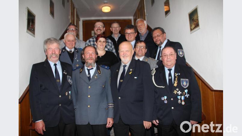 Gestützt auf eine erfahrene Vorstandsmannschaft und Freunde des Vereins (im Hintergrund) sind (vorne von links)
Gerhard Forster (Vorsitzender), Siegfried Beck (stellvertretender Vorsitzender), Hans-Werner Habel (Schriftführer und Kassier), Joseph Meindl (Schießwart) für weitere drei Jahre angetreten. Bild: frd