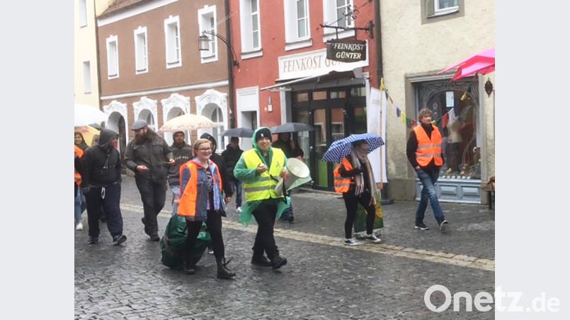 Für die Legalisierung von Cannabis ziehen rund 30 Demonstranten durch die Innenstadt. Bild: exb