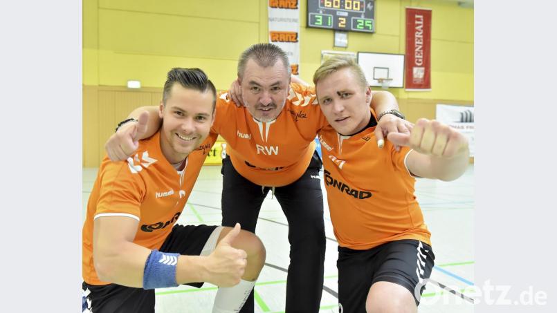 HG im TV 1861 Amberg - FC Neunburg v.W. 31:29 (15:12)

2. Relegeationsspiel zum Aufstieg in die Bezirksoberliga

Saison: 2018/19

Das tschechische Trio mit Trainer Roman Will (Mitte), Marekt Nachtmann und David Zilak (rechts) hatte sicher maßgeglichen am Aufstieg der HG Amberg in die BOL. Die beiden tschechischen Rückraumspieler erzielten im 2. Reglegationgsspie zusammen 11 Treffer

Bild: Ziegler Bild: Ziegler