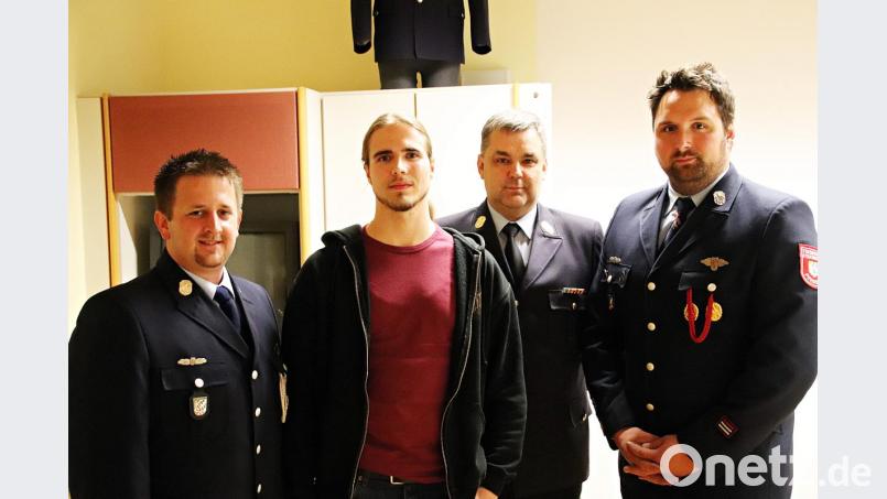 Einsatzleiter Andreas Kneidl (von links), Florian L., Kreisbrandinspektor Wolfgang Schwarz und Gruppenführer Andreas Argauer. Bild: jma