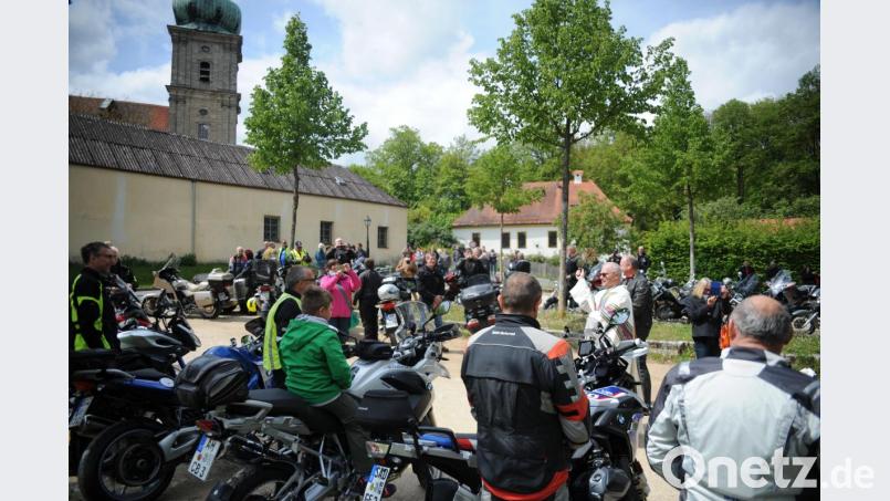 Zum Start in die Saison wurden in Amberg die Motorräder am Mariahilfberg im Anschluss an den Motorradgottesdienst durch Pater Janusz gesegnet. Bild: brü