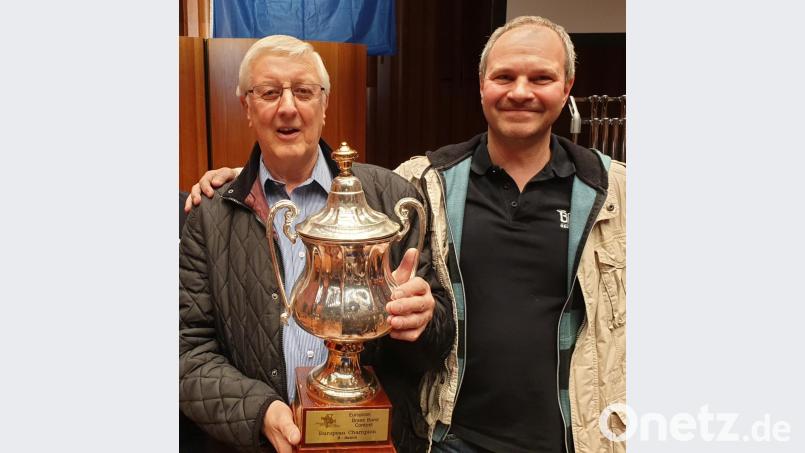 Freuen sich über den Erfolg in Montreux: Dirigent Dave Lea (links) und Martin Hinkel (rechts) Bild: exb/ Wolfgang Schmieg)