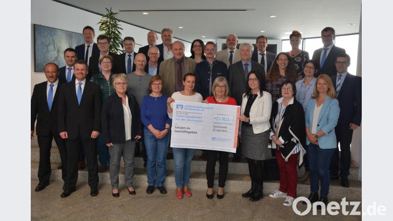 21 Schulen aus dem Geschäftsgebiet der Volksbank Raiffeisenbank Nordoberpfalz im Landkreis Tirschenreuth wurden jetzt mit einem Scheck in Höhe von 7750 Euro bedacht. Insgesamt verteilte das Geldinstitut 27750 Euro als Erlös aus dem Gewinnsparen an die Schulen. In Tirschenreuth verteilte das Geld Matthias Rath (erste Reihe 2. von links) an die Vertreter der 21 Schulen. Bild: jr