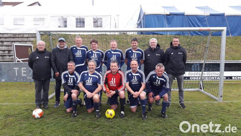 Foto der Siegermannschaft SV Raigering mit Bezirksseniorenspielleiter Johann Dammer (li.), Schwarzhofens 1.Bürgermeister und Turnier-Schirmherr Maximilian Beer (2.v.li.), Bezirksvorsitzender Thomas Graml (2.v.re.) und Bezirksspielleiter Christian Wolfram (re.). Bild: exb