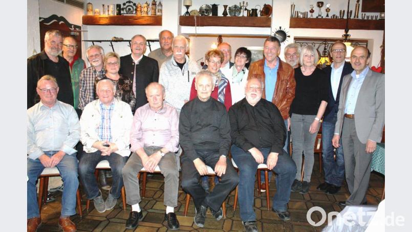 Eine stattliche Zahl von ehemaligen Lehrern des Ortenburg-Gymnasiums traf sich in geselliger Runde in Lukahammer. Auch Schulleiter Ludwig Pfeiffer (Zweiter von rechts) nahm teil. Bild: lg