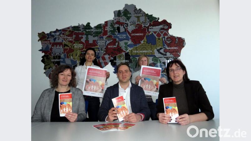 Die Beauftragte für Chancengleichheit bei der Agentur für Arbeit, Karin Hartung und die Jobcenter-Teamleiter Oliver Schuller und Hilke Janssen (vorne von links) werben zusammen mit der Gleichstellungsbeauftragten des Landkreises, Karin Hauser-Dötterl, und Sandra Weiß, der Beauftragten für Chancengleichheit am Jobcenter für das Programm.	 Bild: ubb Bild: ubb