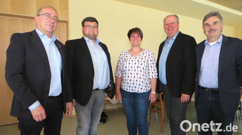 Thomas Rudner, Christoph Götz, Anna Toman, Klaus Mrasek und Alfred Damm (von links) diskutierten beim Fairtrade-Frühstück über Europa und den fairen Handel. Bild: Hirsch