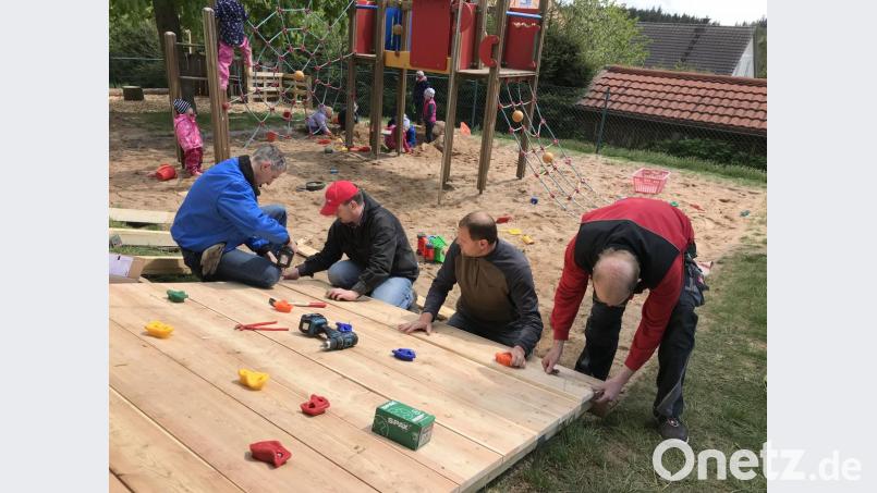 Die Papas packen gemeinsam an, um den Garten des Kinderhauses attraktiver zu gestalten. Bild: exb