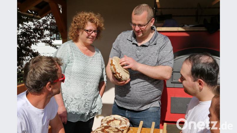 Lehrlinge backen Holzofenbrote wie zu Großvaters Zeiten. Bild: exb