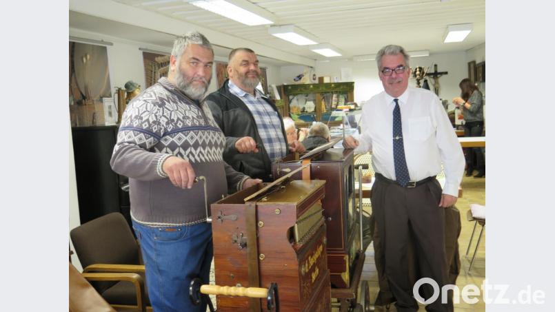 Museumsleiter Anton Heindl (rechts) dankt den Drehorgelspielern Josef und Karl Drelitschek (von links) für ihre schöne Drehorgelmusik. Bild: jzk