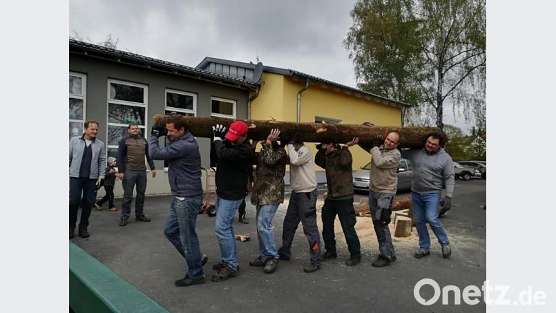 Die Papas strengen sich mächtig an, um das Freigelände des Kinderhauses auf Vordermann zu bringen. Praktisch in wenigen Stunden leisten sie viel Arbeit. Bild: exb