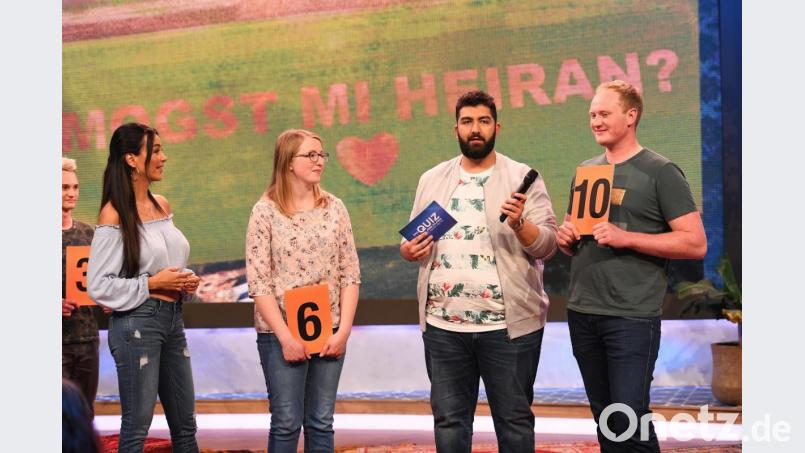 Die Oberpfälzer Nadine Mutzbauer (Zweite von links) und Florian Weiß (rechts) waren am Freitag bei Sat1 zu sehen – in der Show des Comedian Faisal Kawusi (Zweiter von rechts). TV-Ikone Verona Pooth hatte die Aufgabe, sechs Pärchen einander richtig zuzuordnen. Bild: Steffen Z Wolff / BRAINPOOL