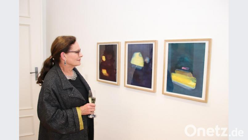 Die Schwandorfer Malerin Irene Hey zeigte sich besonders von den Bildern von Stefanie Pojar beeindruckt. Bild: Thomas Dobler