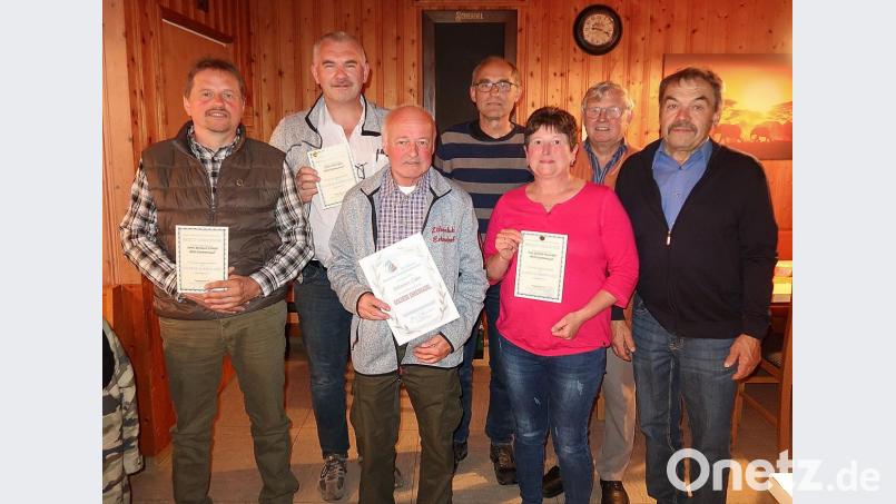 Der Kleintierzuchtverein Krummennaab würdigte bei der Jahreshauptversammlung seine langjährigen Mitglieder. Vorsitzender Wolfgang Brunhofer (rechts) sowie Zweiter Bürgermeister Reinhard Naber und Zweiter Vorsitzender Klaus Grünbauer (hinten von rechts) gratulierten (von links) Bernhard Schmidt, Uli Roth, Johann Zahn und Gerlinde Kasseckert. Bild: bsc