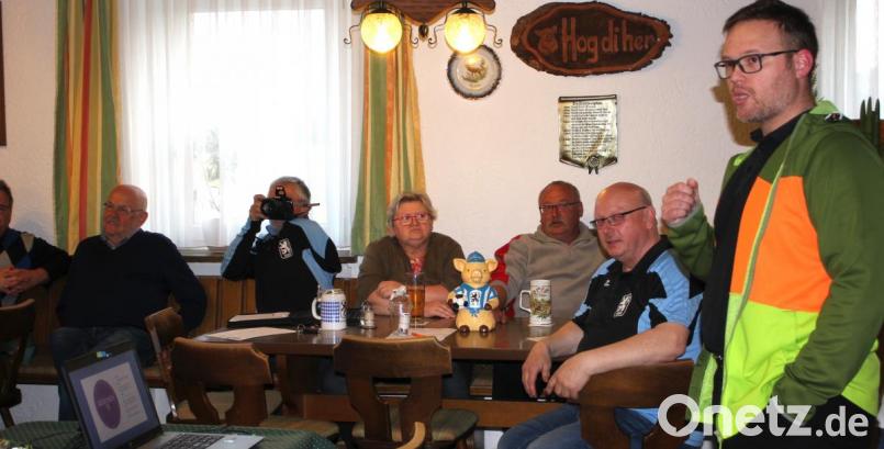 Michael Troidl (rechts) referierte vor den Löwenfans über das Bierbrauen zu Hause. Bild: fvo