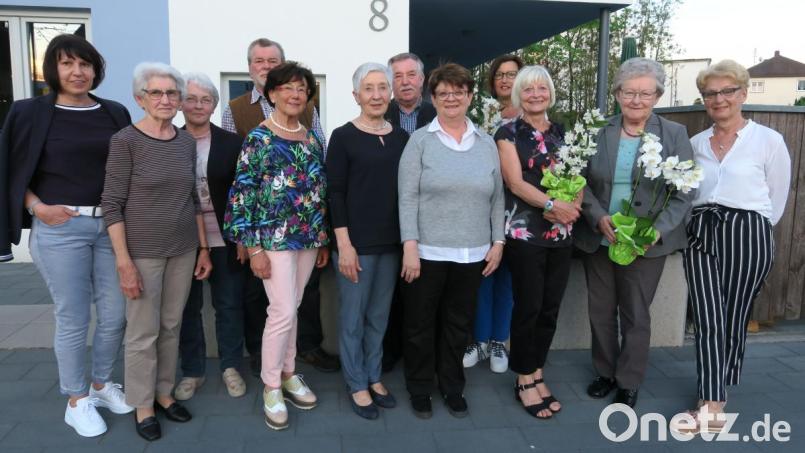 Der Kneipp-Verein ehrte langjährige Mitglieder. Das Bild zeigt von links: Christa Neuhaus, Elfriede Gruber, Anita und Herbert Messer, Hildegard Horner, Resi Lorenz, Franz und Hildegard Pointl, Kerstin Beer, Marianne Konhäuser, Rosalinde Singer und Roswitha Fietz (von links). Bild: Hirsch