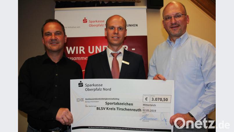 Einen Scheck in Höhe von 3070,50 Euro überreichte Thomas Böhm (mitte) von der Sparkasse an Werner Selch (links) und Alexander Köstler, die für das Sportabzeichenwesen im BLSV-Kreis Tirschenreuth zuständig sind. Bild: kro