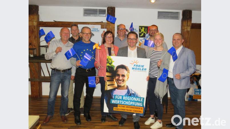 Werbung für ein starkes und gemeinsames Europa machte Landtagsabgeordneter Tobias Gotthardt (Vierter von rechts) beim Kreisverband Neustadt der Freien Wähler. Bild: adj