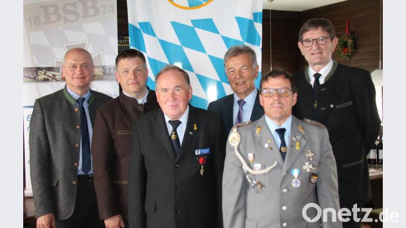 Im Krämerhof in Kulz empfing (von links) Bürgermeister Walter Schauer die Gäste Markus Nägel (Deutsche Kriegsgräberfürsorge), BSB-Bezirksvorsitzenden Horst Embacher, stellvertretenden Landrat Joachim Hanisch, BSB-Kreisvorsitzenden Ulrich Knoch und BSB-Landesvorsitzenden Richard Drexl. Bild: dl