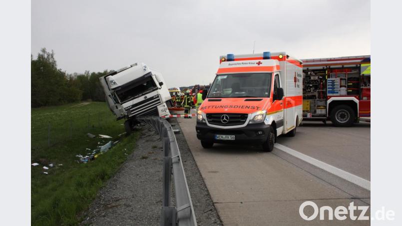 Ein Laster droht nach einem Unfall auf der A93 nach der Autobahnausfahrt Luhe-Wildenau in Richtung Süden umzukippen. Die Bergungsarbeiten dauern an. Bild: za