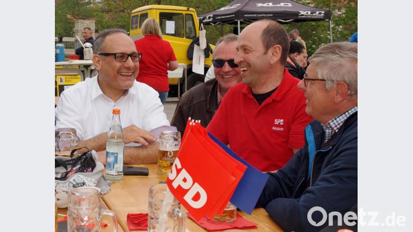 Europaabgeordneter Ismail Ertug (links) spricht in Tischgesprächen über die bevorstehende Europawahl. Bild: sön