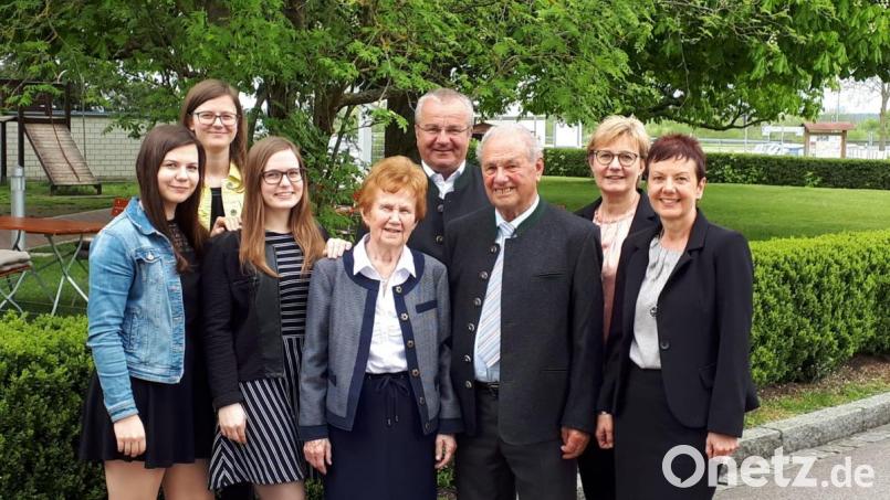 Bürgermeister Josef Deichl (Fünfter von links) überbrachte Erika Brunner (Vierte von links) die Glückwünsche der Gemeinde. Gefeiert wurde im Kreis der Familie (im Bild) und mit Freunden. Bild: ral