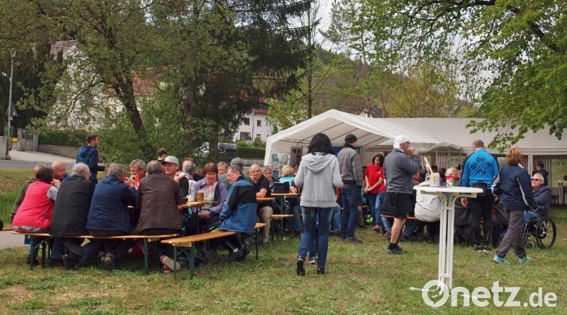 Der Duft von geräuchertem Fisch und Bratwürsteln zog über den Festplatz „Unter den Linden“ am Radwanderweg: Der Ensdorfer SPD-Ortsverein hatte zu seinem traditionellen Maifest eingeladen. Bild: sön