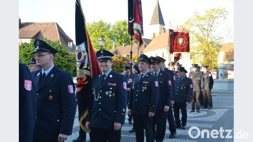 Die Floriansjünger der Großgemeinde ziehen mit ihren Fahnen und Standarten vom Rathaus zur katholischen Stadtpfarrkirche. Bild: dob