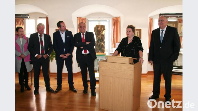 Oberbürgermeister Kurt Seggewiß (Vierter von links) freut sich mit Kulturamtschefin Petra Vorsatz und Bürgermeister Lothar Höher (rechts) über die zahlreichen Gäste zur Ausstellungseröffnung Bild: Susanne Götte/exb