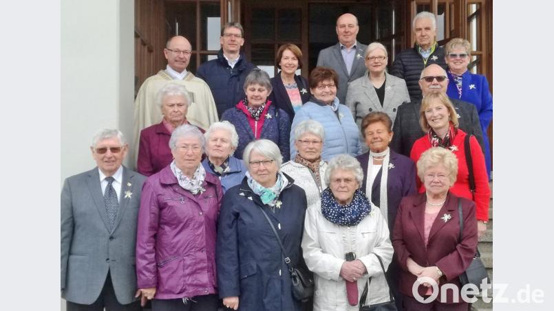 18 Jubelkommunikanten begrüßt die Pfarrei in einem festlichen Gottesdienst. Hans Windisch, Gretl Beßenreuther, Ingrid Kastner, Erika Orlik, Hilde Brenner, Elisabeth Lippert, Irmgard Weidensteiner, Erna Müller, Monika Demleitner, Maria Voß, Beate Neubauer, Maria Breitschopf, Walter Voß, Maria Smola, Christine Richtmann, Sonja Breitschaft, Albert Bergler und Herbert Kern freuten sich über das Erinnerungsfoto mit Pfarrer Heribert Englhard und Pfarrgemeinderatssprecher Jörg Frenzel. Bild: wlr