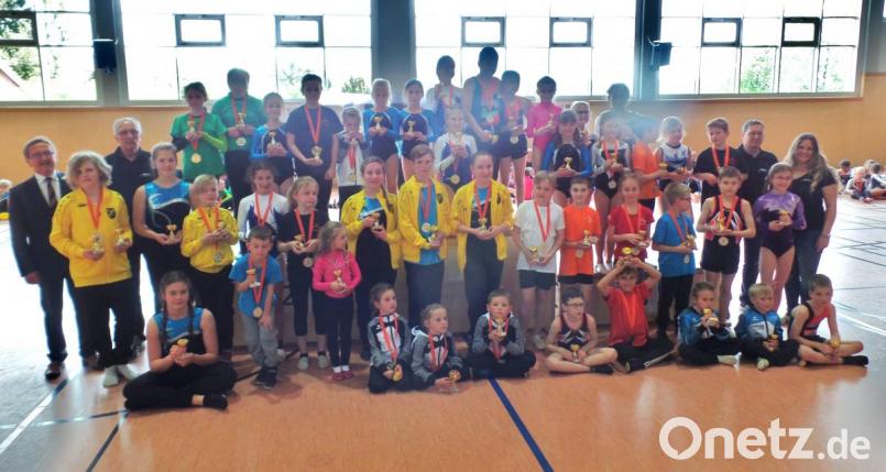 Die jeweils drei Erstplatzierten beim „Turnfest-Cup“ mit Bürgermeister Hans Donko (ganz links) sowie dem TSV-Spartenleiter Bernt Rose (Dritter von links) und die Wettkampfleiterin, Julia Ritter von der TG Tirschenreuth (ganz rechts). Bild: br