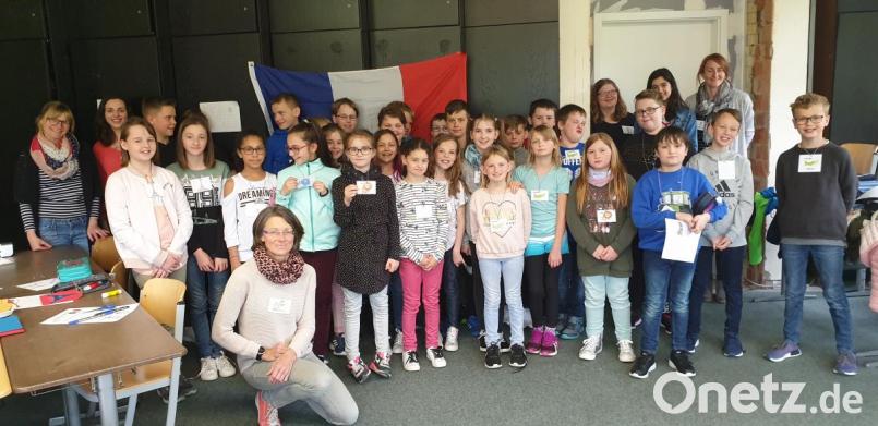 Die Grundschüler der vierten Klasse erfahren beim Schnuppertag die Sprache Französisch spielerisch. Die sechste Jahrgangsstufe des Gymnasiums hilft bei den ersten Gehversuchen. Bild: exb