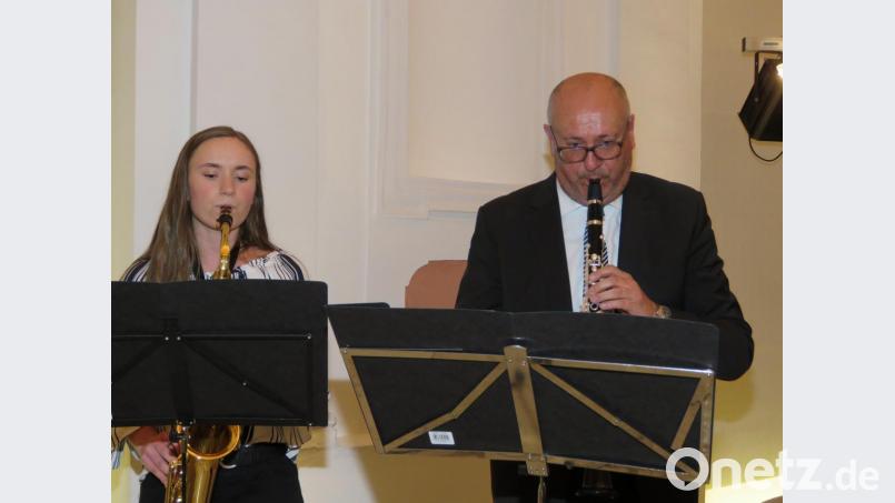 Für einen Gastbeitrag spielten Georg Obermaier, Leiter der Musikschule Wunsiedel, und seine Schülerin, Lillian Fichtner, auf der Klarinette und am Saxophon mit. Bild: ubb