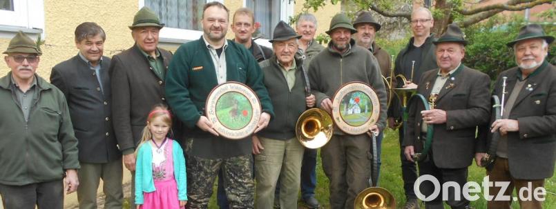 Bei der Siegerehrung in Hardeck, von links Otto Hecht, Walter Rustler, Hegegemeinschafts-Vorsitzender Helmut Schnurrer mit Enkelin Marie, Gerhard Sieber, Jochen Freundl, Norbert Fleißner, Alfons Lang, Achim Grüner, Hermann Nurtsch, Hornmeister Bernhard Stier, Otto Summer und Joachim Vollmer. Bild: exb